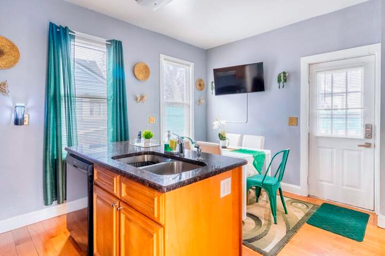 The Tremont Emerald - By Christmas Story House - Historic Charm & Modern Comfort Near Downtown With Parking, 300Mb Wifi & Self Check-In Cleveland Eksteriør bilde