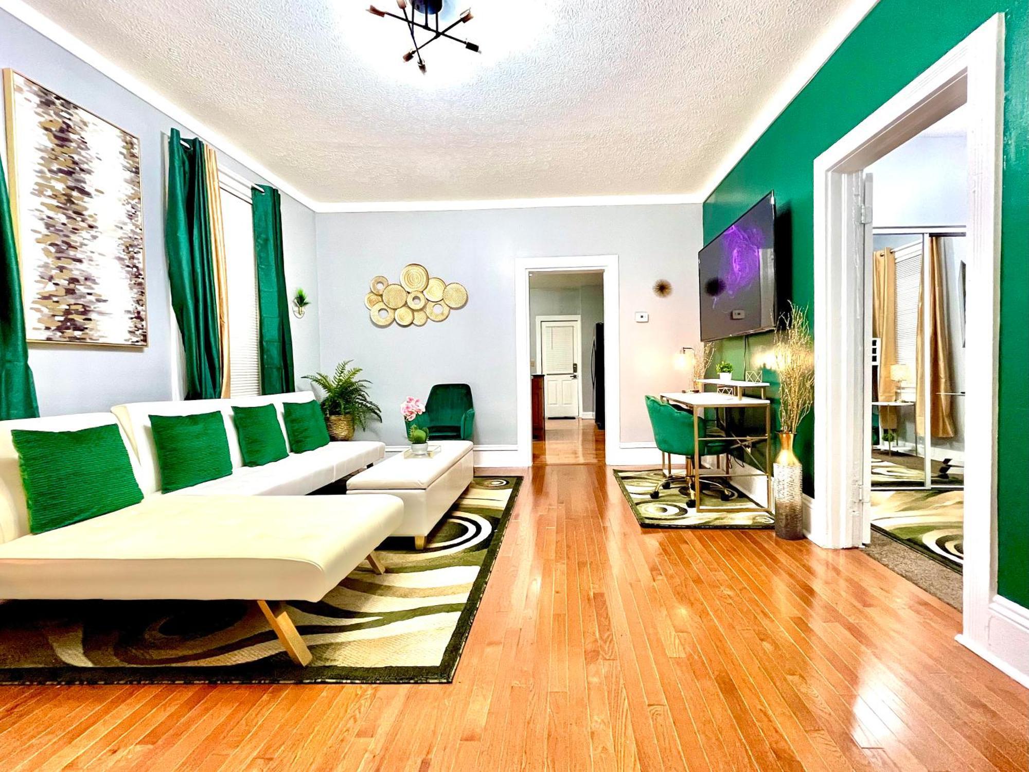 The Tremont Emerald - By Christmas Story House - Historic Charm & Modern Comfort Near Downtown With Parking, 300Mb Wifi & Self Check-In Cleveland Eksteriør bilde