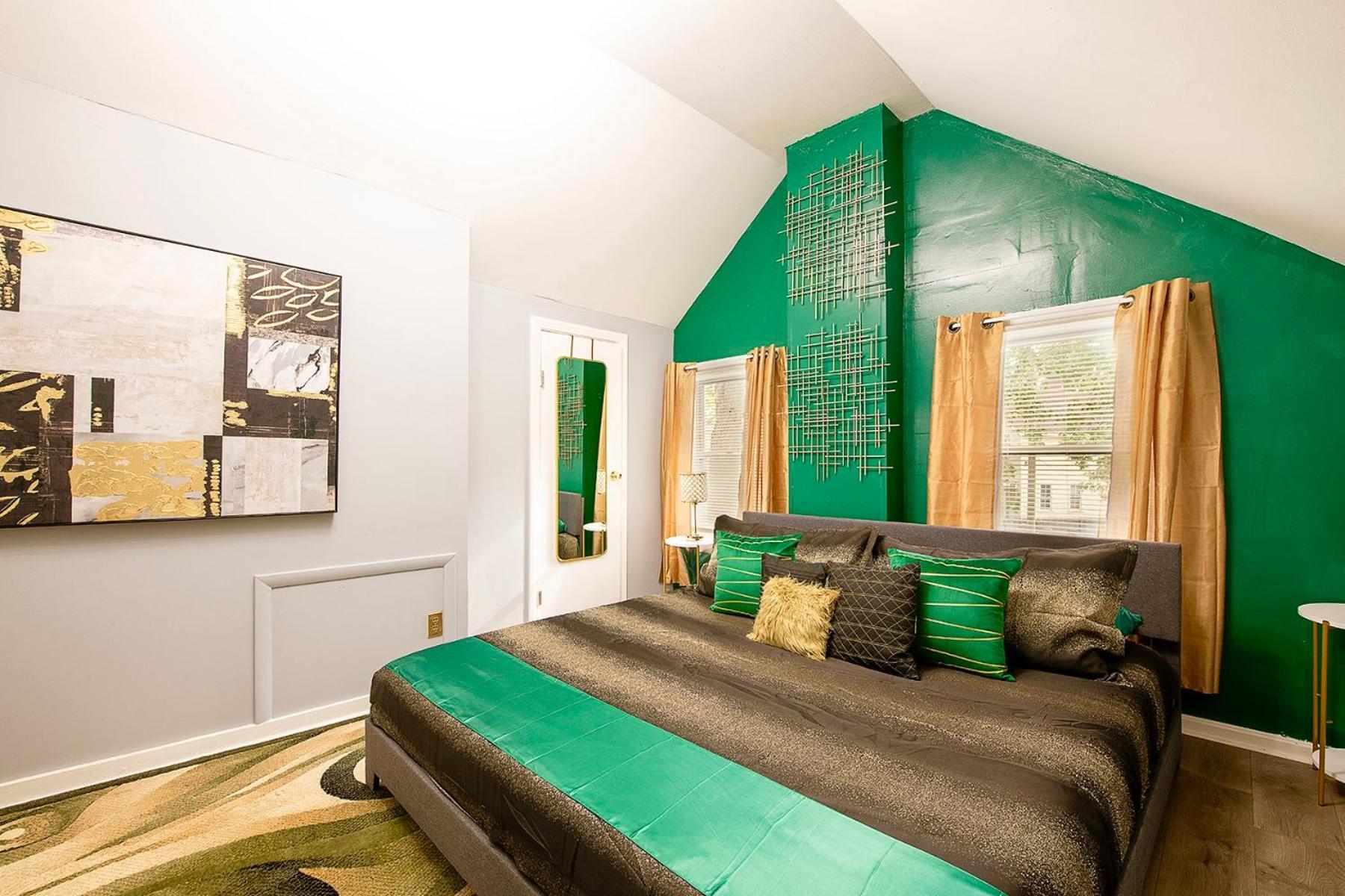 The Tremont Emerald - By Christmas Story House - Historic Charm & Modern Comfort Near Downtown With Parking, 300Mb Wifi & Self Check-In Cleveland Eksteriør bilde