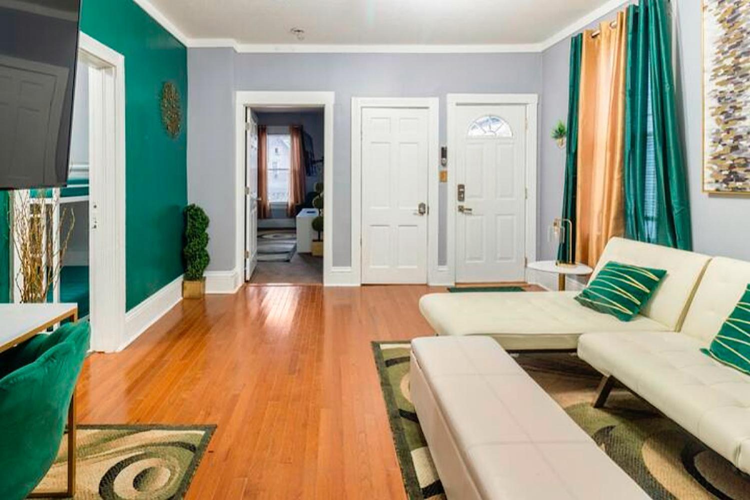 The Tremont Emerald - By Christmas Story House - Historic Charm & Modern Comfort Near Downtown With Parking, 300Mb Wifi & Self Check-In Cleveland Eksteriør bilde