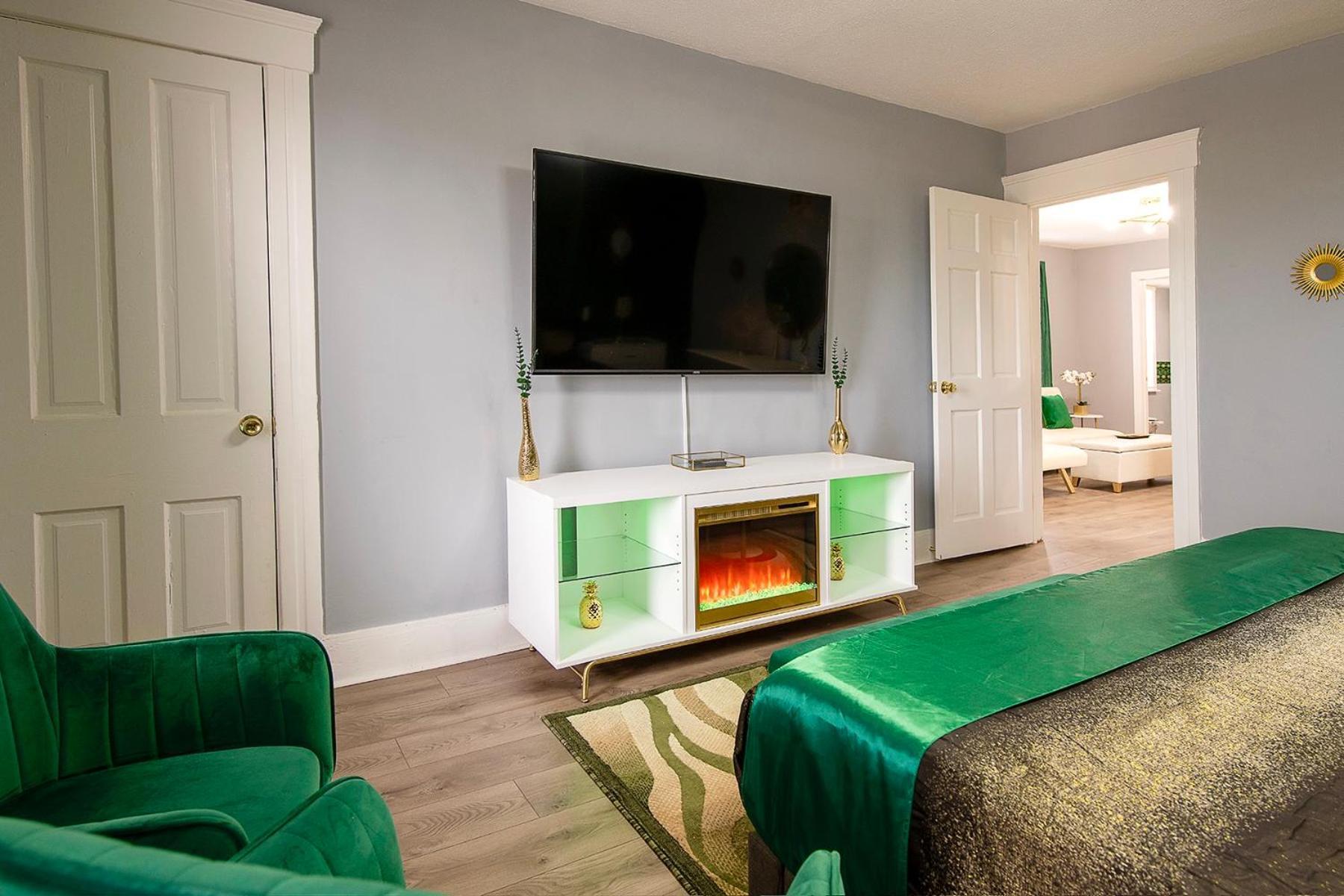 The Tremont Emerald - By Christmas Story House - Historic Charm & Modern Comfort Near Downtown With Parking, 300Mb Wifi & Self Check-In Cleveland Eksteriør bilde