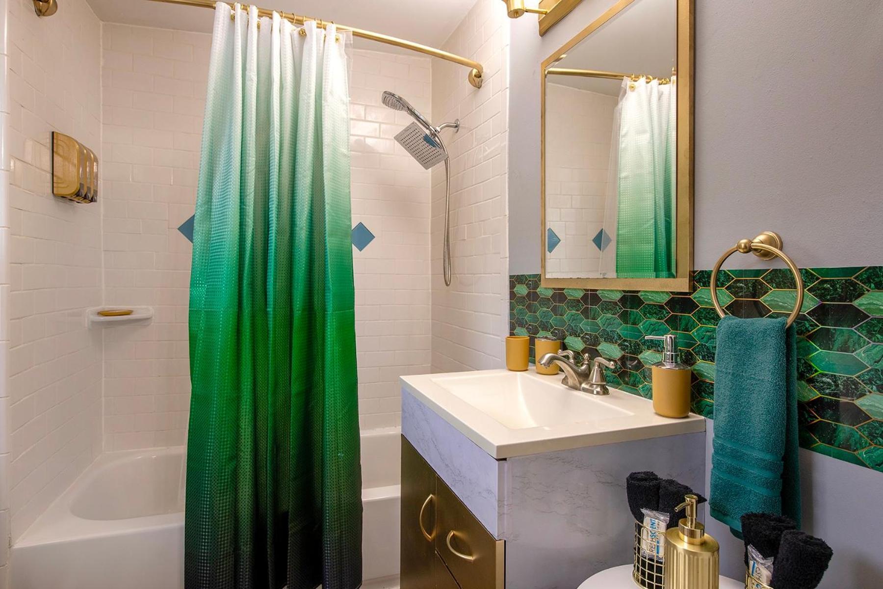 The Tremont Emerald - By Christmas Story House - Historic Charm & Modern Comfort Near Downtown With Parking, 300Mb Wifi & Self Check-In Cleveland Eksteriør bilde