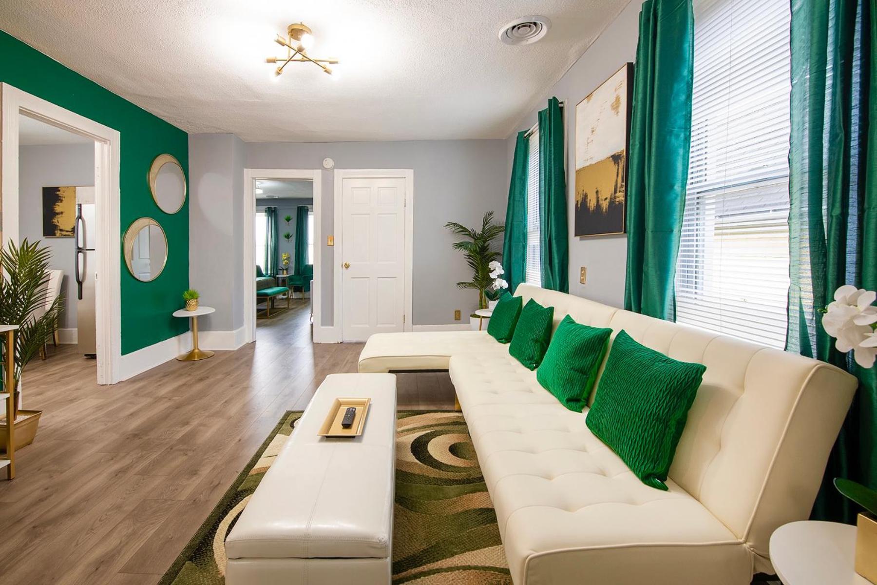 The Tremont Emerald - By Christmas Story House - Historic Charm & Modern Comfort Near Downtown With Parking, 300Mb Wifi & Self Check-In Cleveland Eksteriør bilde
