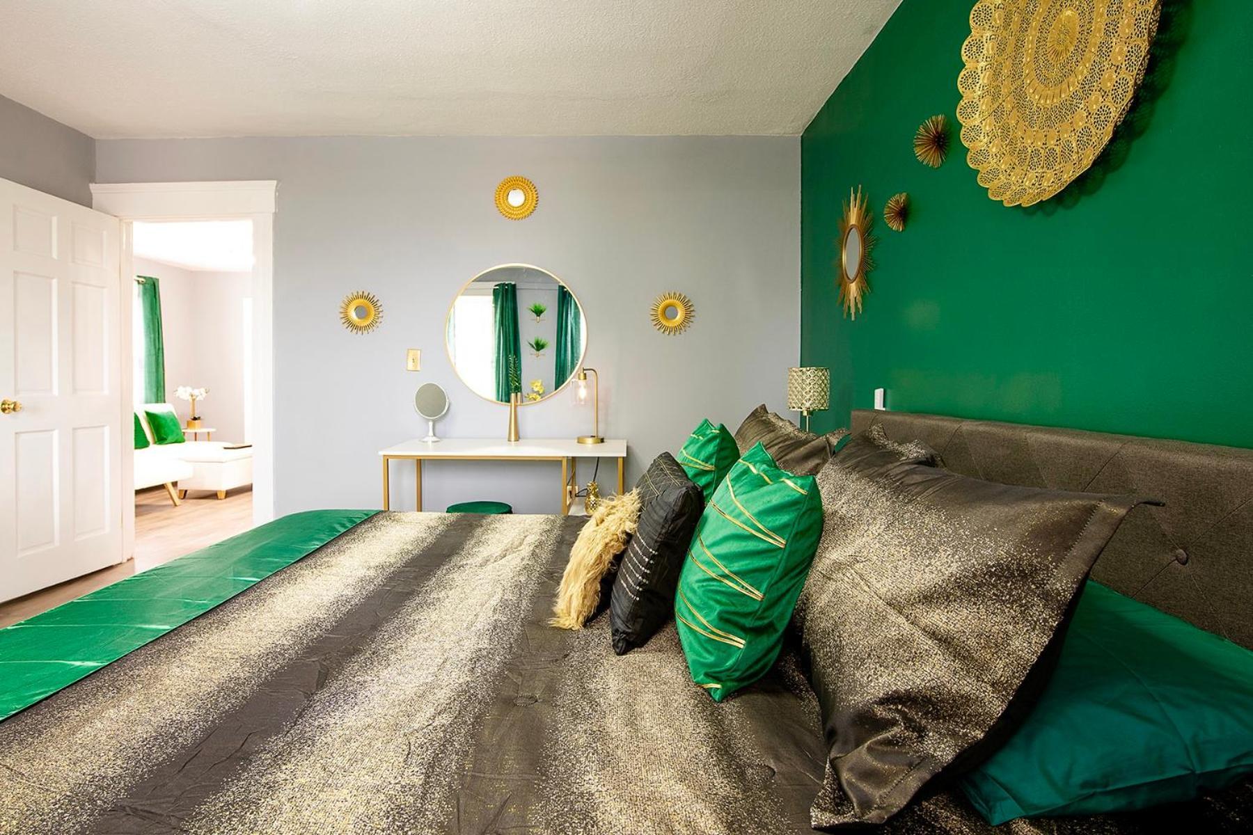 The Tremont Emerald - By Christmas Story House - Historic Charm & Modern Comfort Near Downtown With Parking, 300Mb Wifi & Self Check-In Cleveland Eksteriør bilde